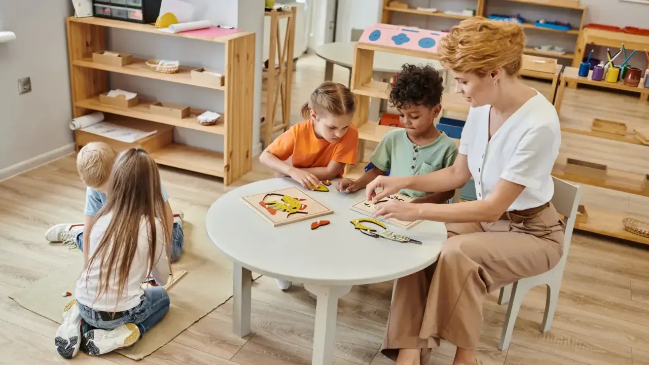 Niños y maestra armando rompecabezas en una mesa. Es normal que los niños se toquen entre ellos mientras aprenden y juegan juntos.