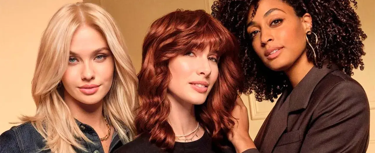 Tres mujeres con diferentes tonos de cabello: rubio platino, cobrizo y rizado oscuro. ¡Me han quedado las mechas muy blancas!