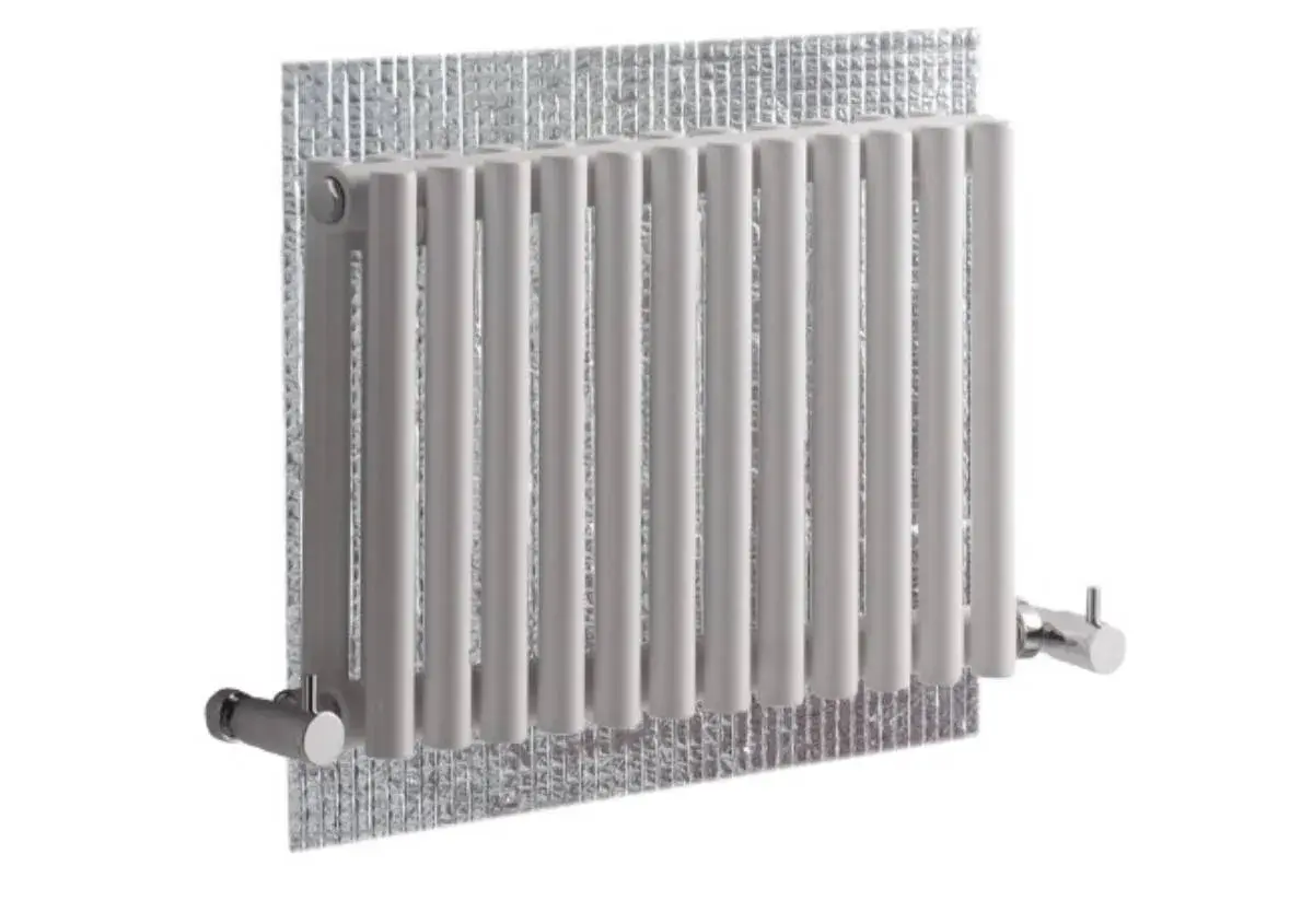 Radiatore bianco con pannelli termoriflettenti scintillanti dietro.