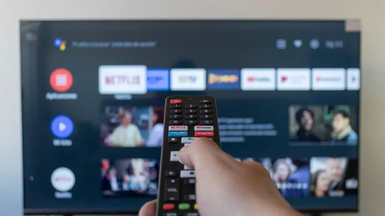 Pilot steruje telewizorem z Android TV, wybierając aplikacje. Szukasz, jaka przeglądarka na Android TV będzie najlepsza?