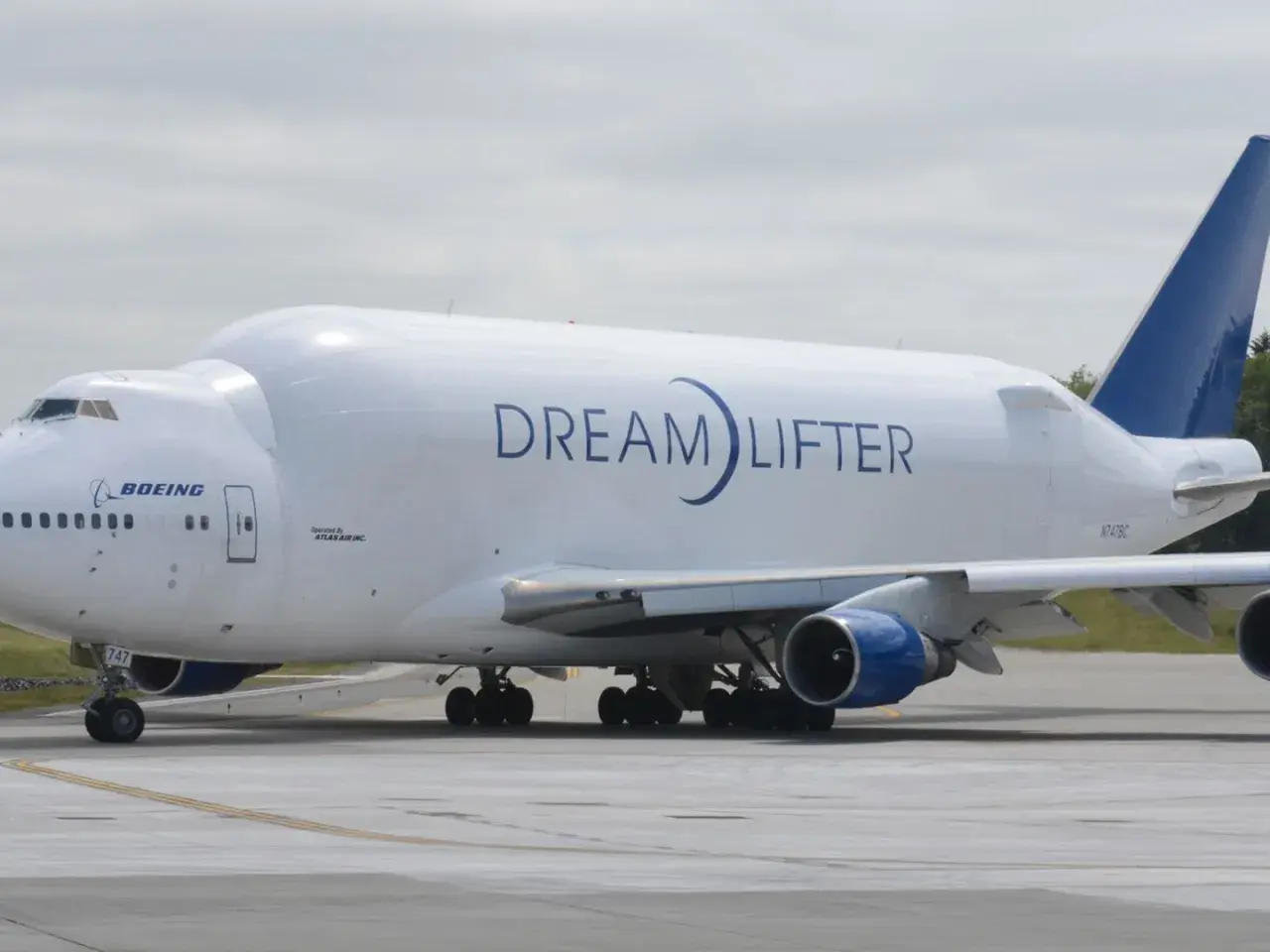 Der Boeing 747 Dreamlifter, ein riesiges Frachtflugzeug, rollt auf dem Rollfeld.