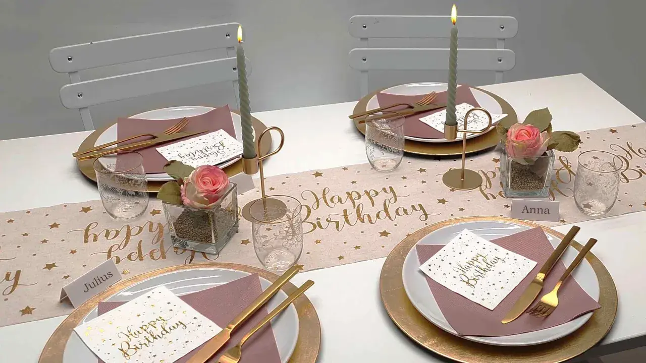 Elegante Tischdeko für eine Geburtstagsfeier mit goldenen Sternen und "Happy Birthday"-Schriftzug. Tolle mottoparty ideen für ein stilvolles Fest.