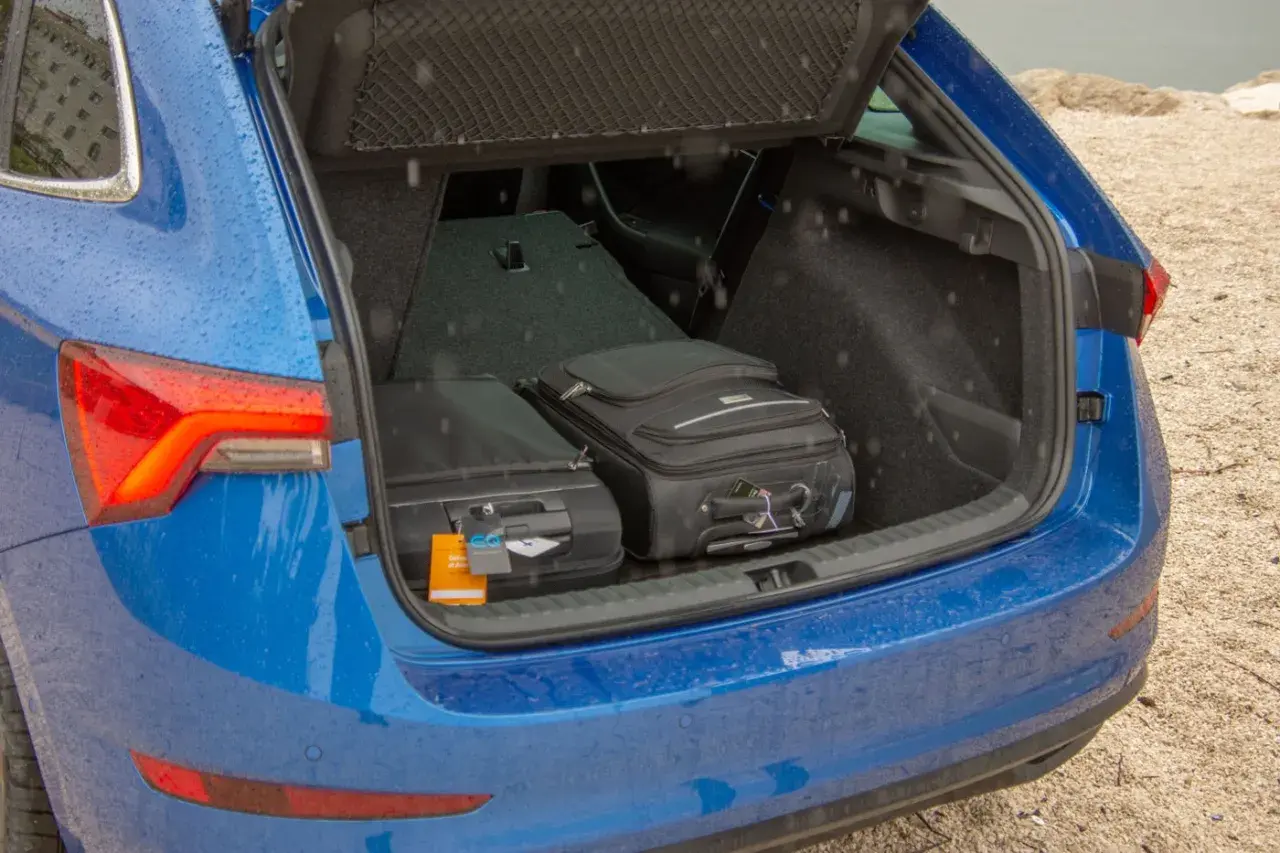 Två resväskor står i det blå Skoda Scala bagageutrymmet.