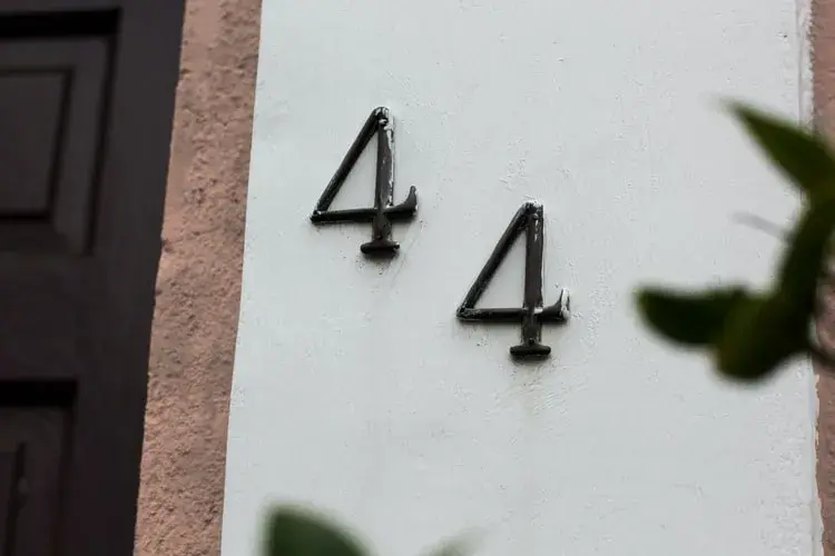 Prześladuje mnie liczba 44: Co oznacza ta tajemnicza liczba?