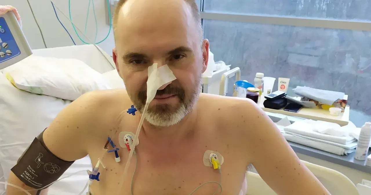 Mężczyzna w szpitalu z sondą nosową i elektrodami na klatce piersiowej. Jego walka z rakiem trzustki i rokowania są trudne, ale nie traci nadziei.