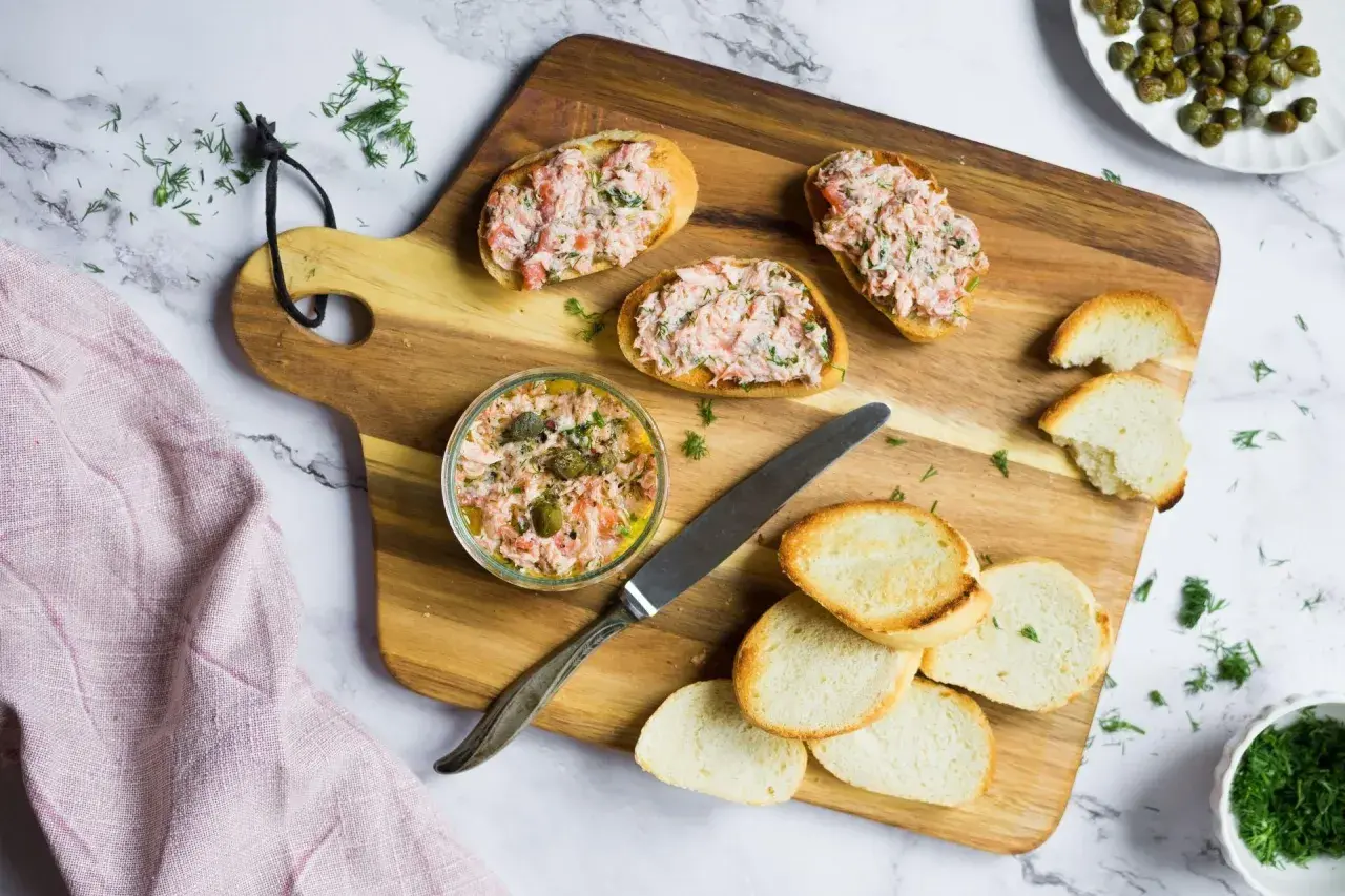 Pyszna pasta z tuńczyka na grzankach, z kaparami i koperkiem. Idealna na szybką przekąskę.