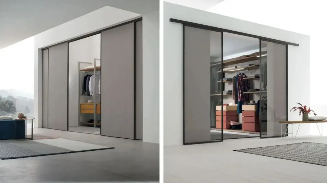 Porte scorrevoli per cabine armadio in cartongesso, con un'anta in vetro che rivela un interno ordinato e moderno.
