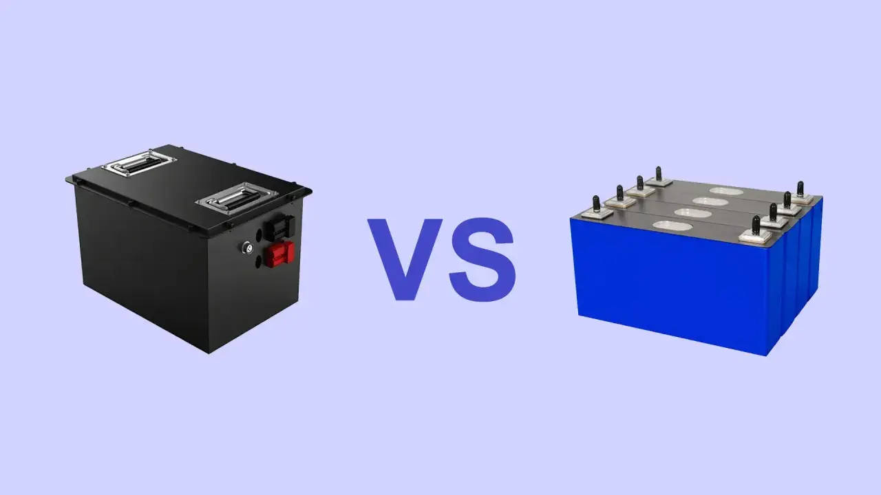Comparaison de deux types de batteries pour voiture électrique : une noire, compacte et avec poignées, et une bleue, composée de plusieurs cellules.