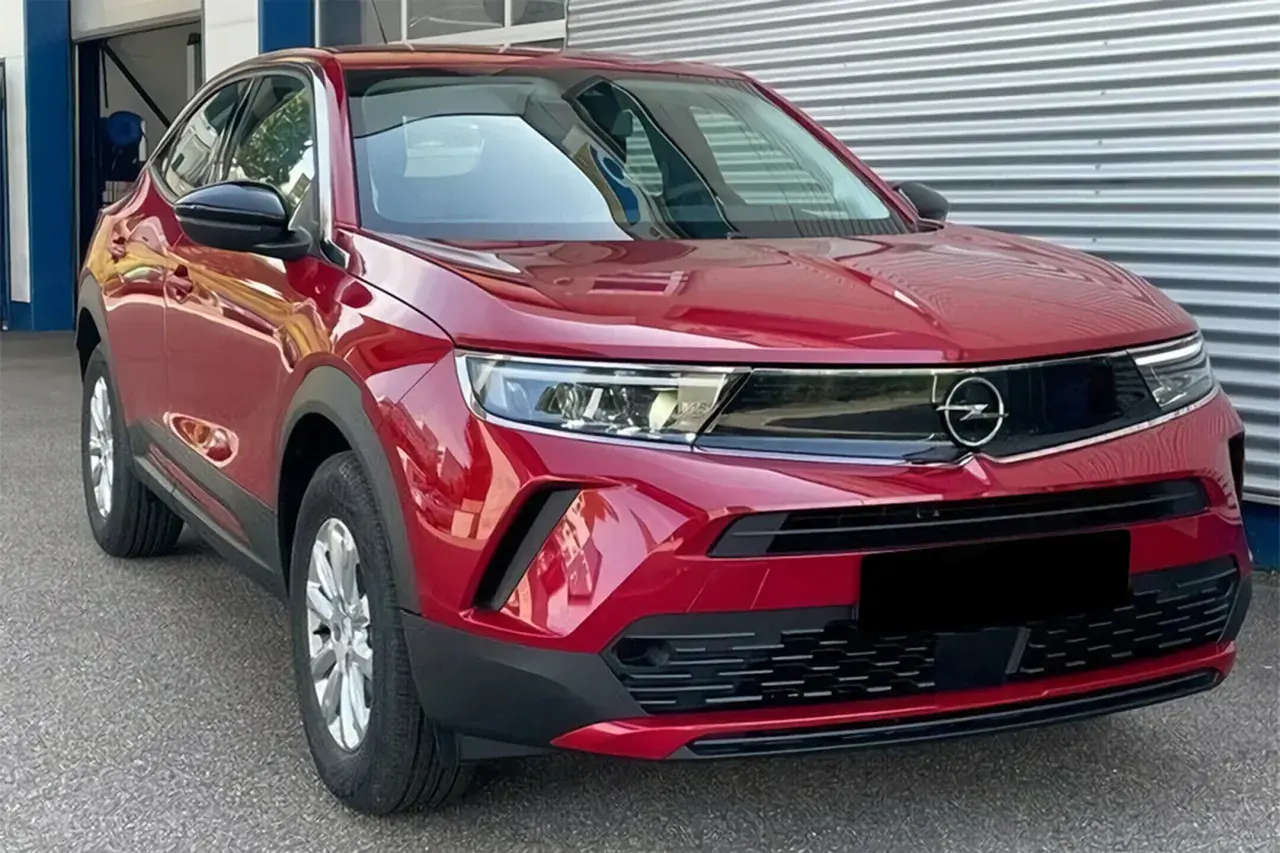 Czerwony Vauxhall Mokka lśni w słońcu, gotowy na miejskie przygody.