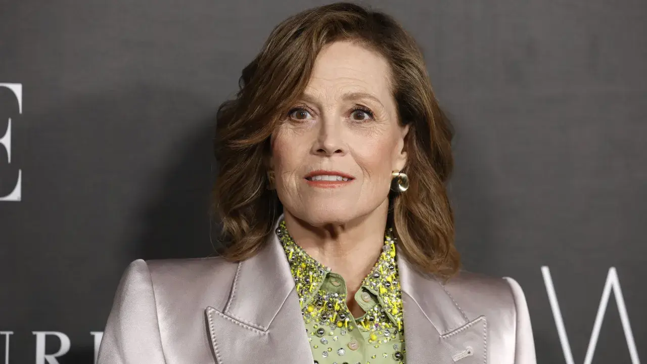 Sigourney Weaver, ikona kina, w eleganckim stroju. Jej niezapomniane role w filmach na zawsze zapisały się w historii.