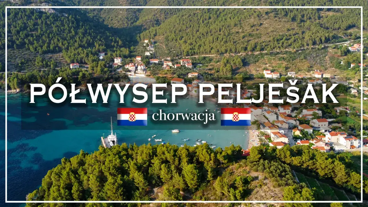 Widok na Półwysep Pelješac w Chorwacji, z malowniczą zatoką, łodziami i zielonymi wzgórzami.