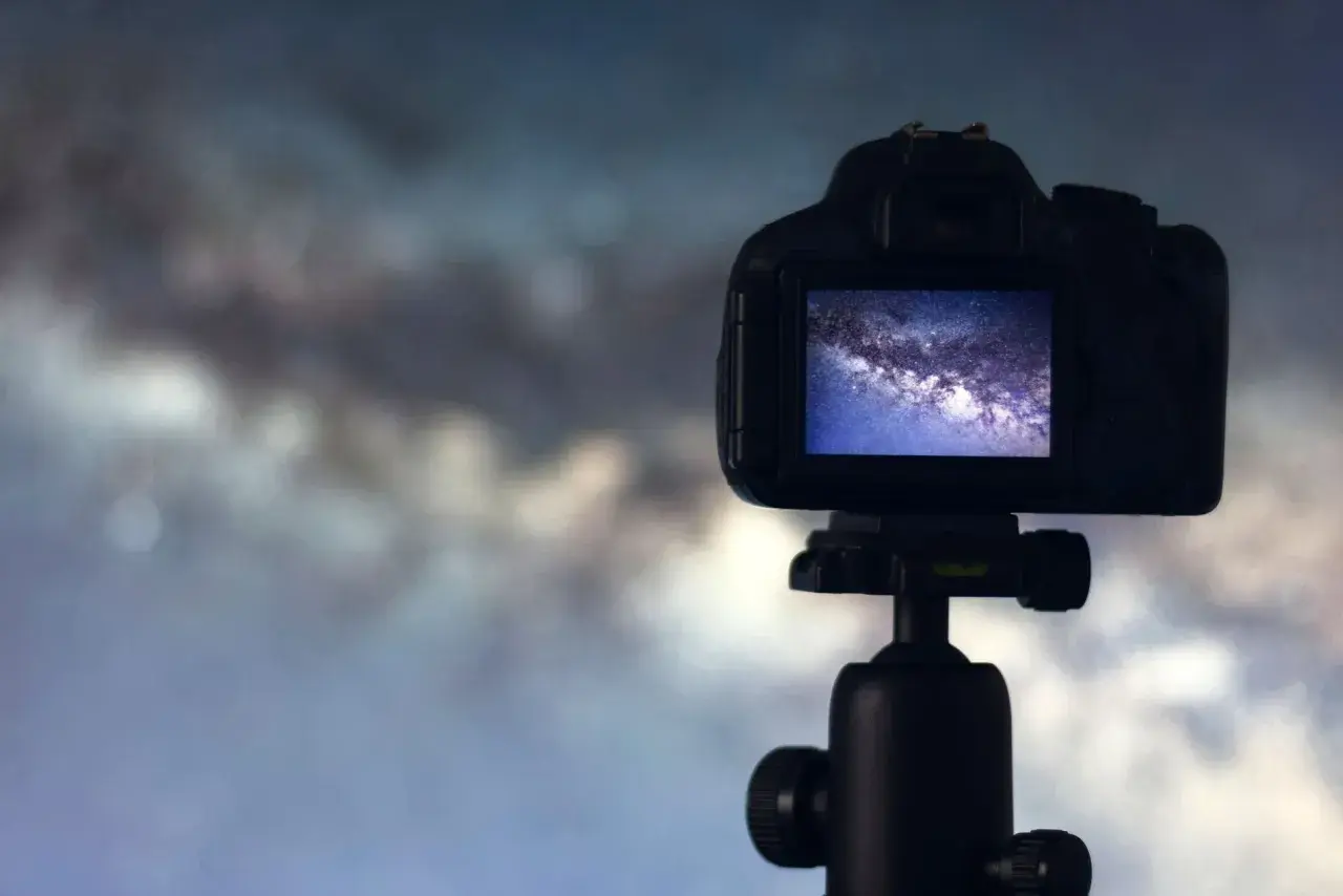 Aparat na statywie uchwycił Drogę Mleczną. To piękna fotografia astronomiczna.