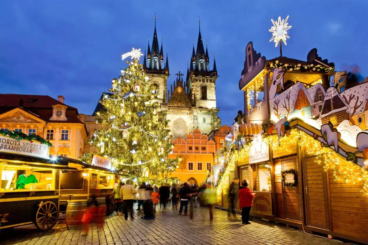 Magiczny praski jarmark bożonarodzeniowy. Rozświetlona choinka, stragany z przysmakami i tłumy ludzi tworzą niepowtarzalną atmosferę.