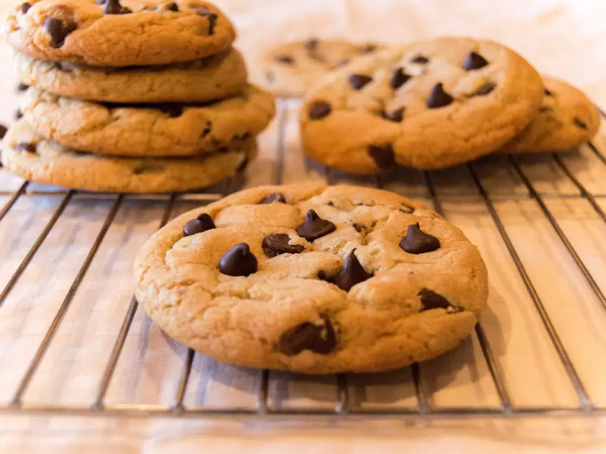 Délicieux cookies aux pépites de chocolat, comme ceux de Cyril Lignac, refroidissant sur une grille.