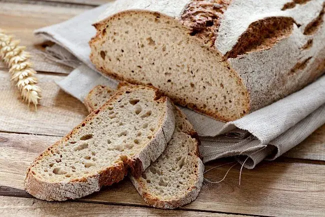 Ile kcal ma chleb pełnoziarnisty? Zaskakujące wartości odżywcze!