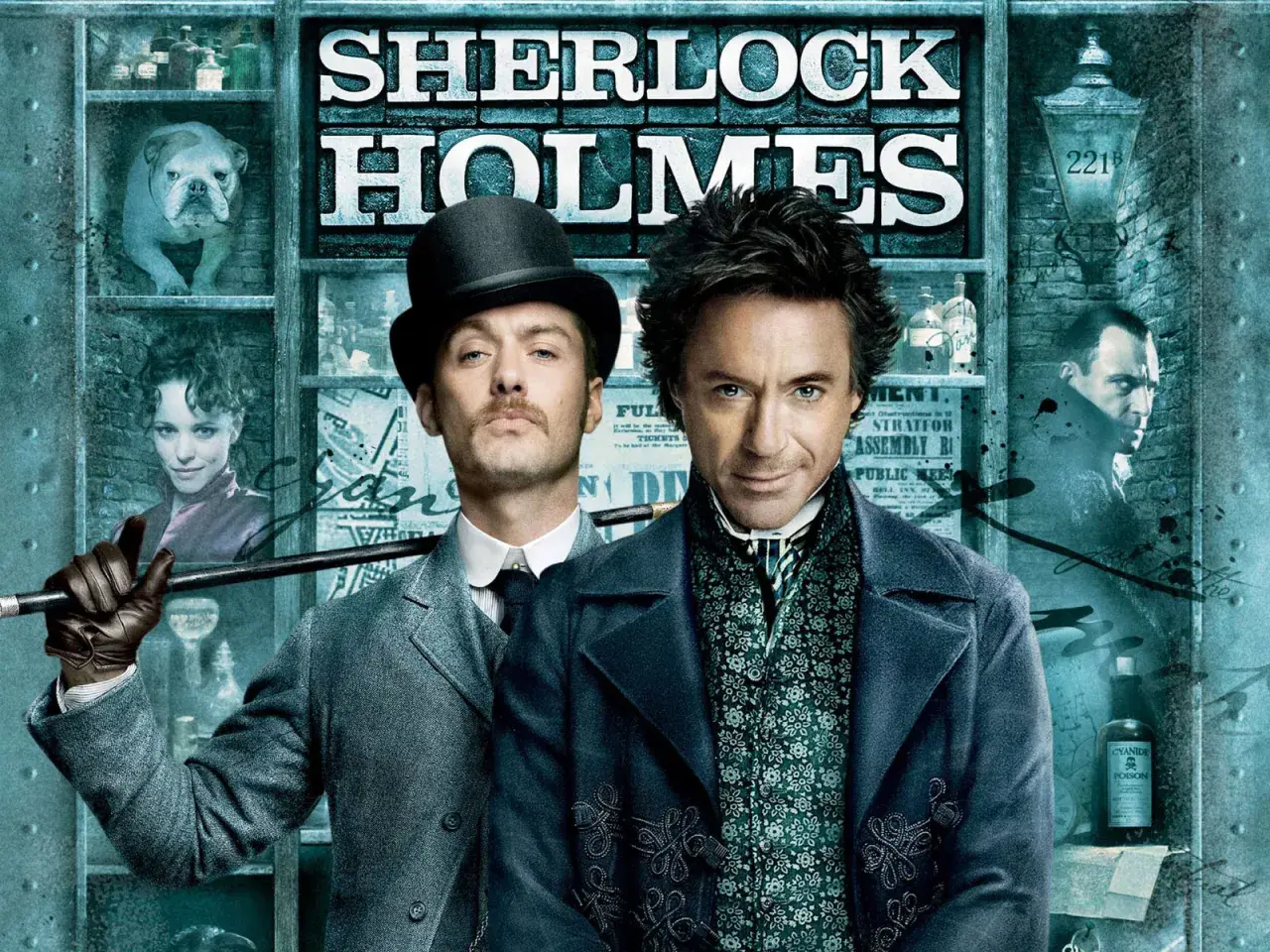 Sherlock Holmes e Watson, protagonisti del film in inglese britannico, posano con aria enigmatica. Sullo sfondo, un bulldog e una donna misteriosa.