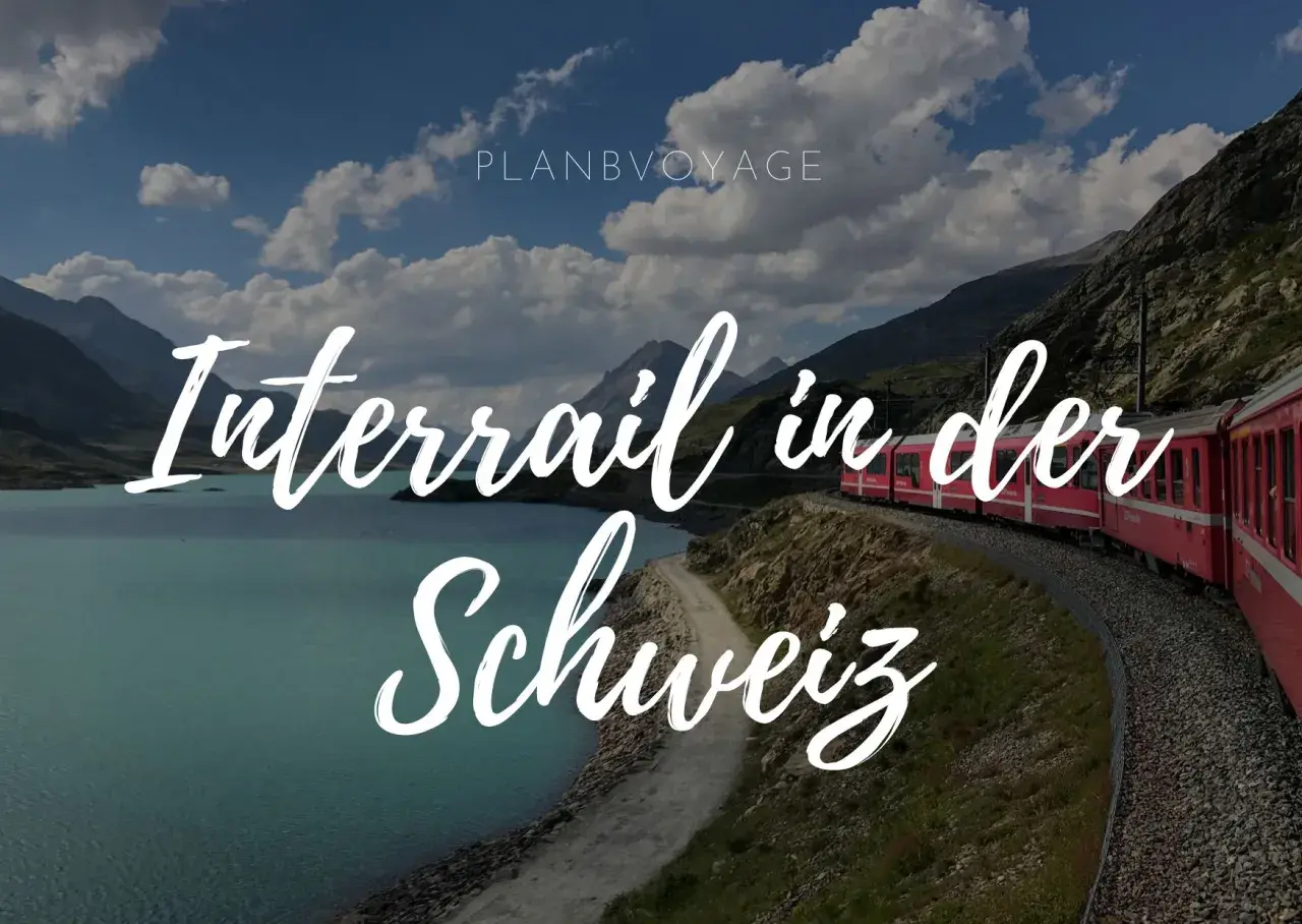 Rote Bahn schlängelt sich durch die Alpen. Ein Traum für jeden, der mit Interrail in der Schweiz unterwegs ist.