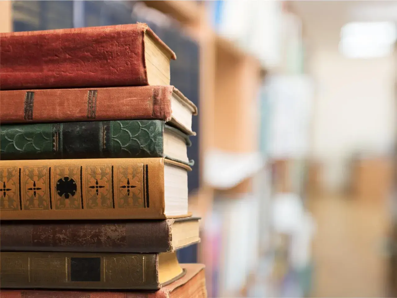 Stos starych książek. W powieści epistolarnej listy miłosne budują intymność i ujawniają motywacje postaci.