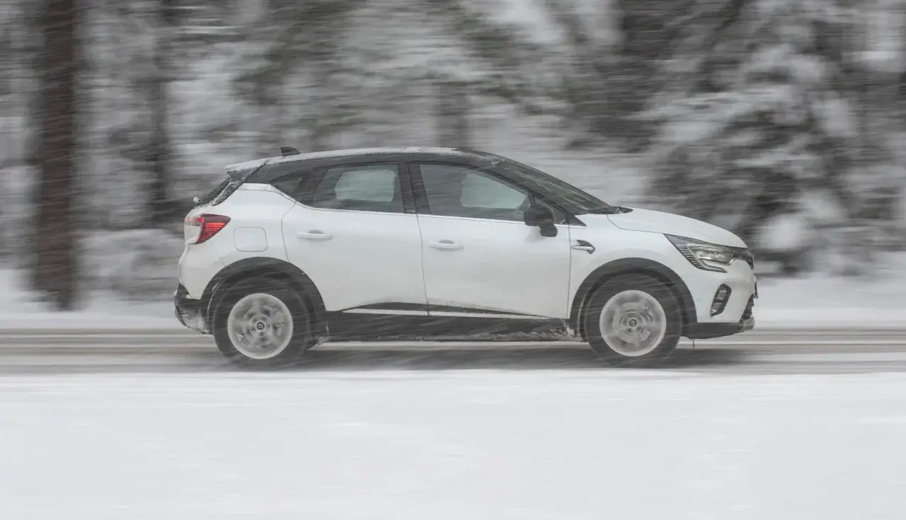 Vit Renault Captur kör i snöstorm. Kanske ett problem med väggreppet?