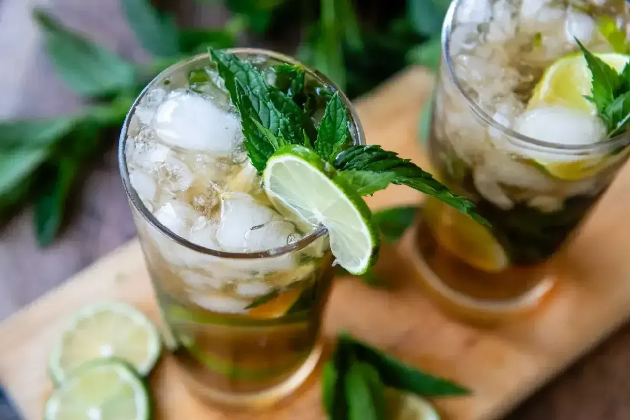 Dwa orzeźwiające mojito z rumem, miętą i limonką. Idealny alkohol do mojito na upalne dni.