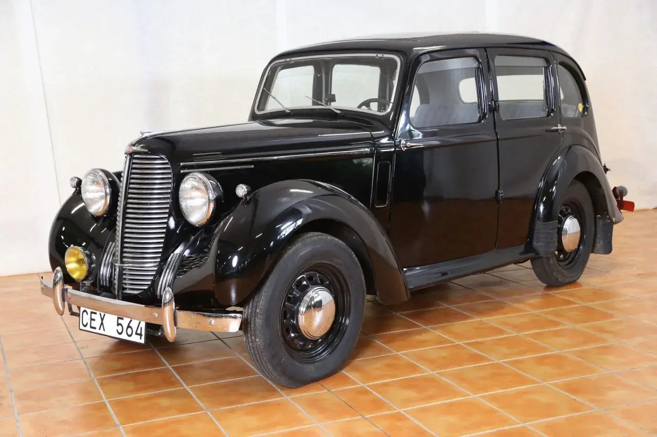 Svart Hillman Minx från 1940-talet, med kromdetaljer och en klassisk grill.