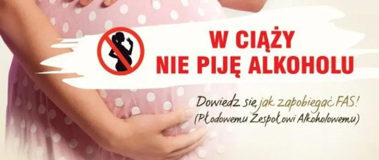 Ciężarna kobieta z dłońmi na brzuchu. Napis: "W ciąży nie piję alkoholu. Dowiedz się jak zapobiegać FAS!".