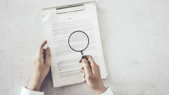 Co oznacza zatrudnienie nauczyciela przez mianowanie i jego korzyści?