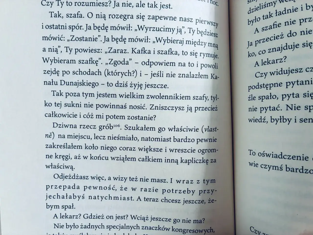 Fragment książki z tekstem, w tym dialog o szafie i "listy do Mileny".