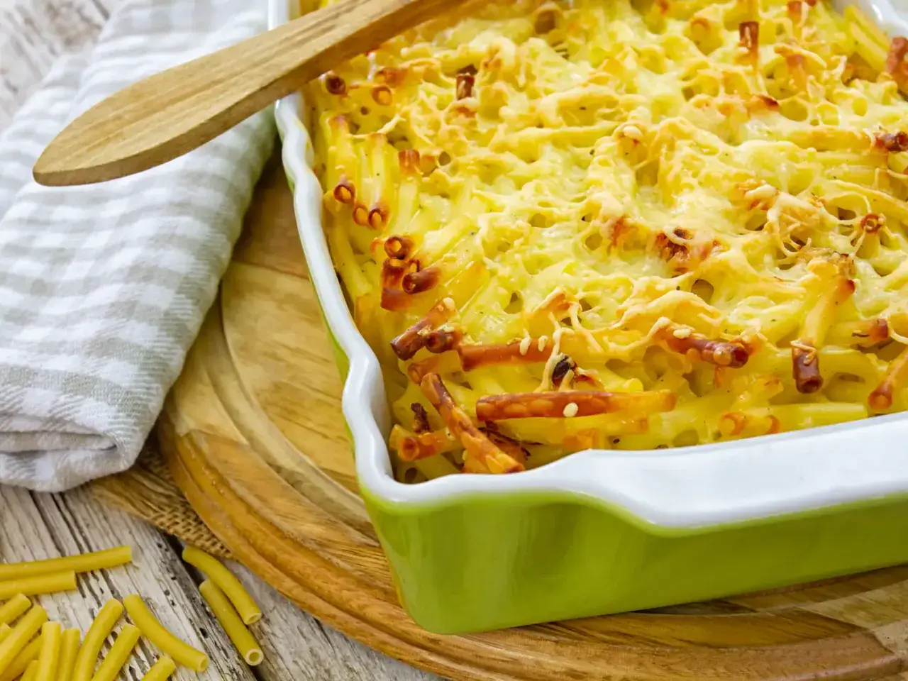 Un délicieux gratin de pâtes au four, doré et gratiné, prêt à être dégusté. Un plat réconfortant et savoureux.