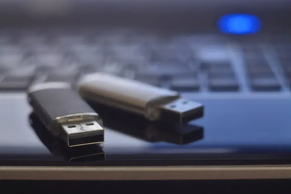 Jak zapisać plik na pendrive i uniknąć utraty danych