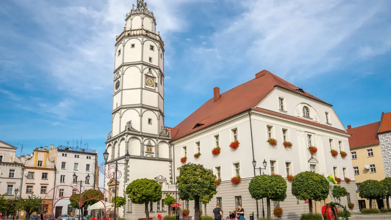 Ratusz z wieżą przypomina polskie Carcassonne. Urokliwy rynek z drzewkami i sercem z lampek.
