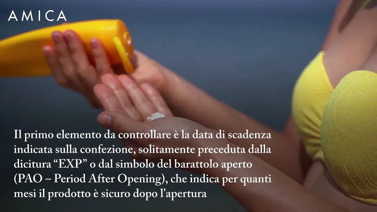 Mani che applicano crema solare, attenzione alla crema solare scaduta e al PAO.