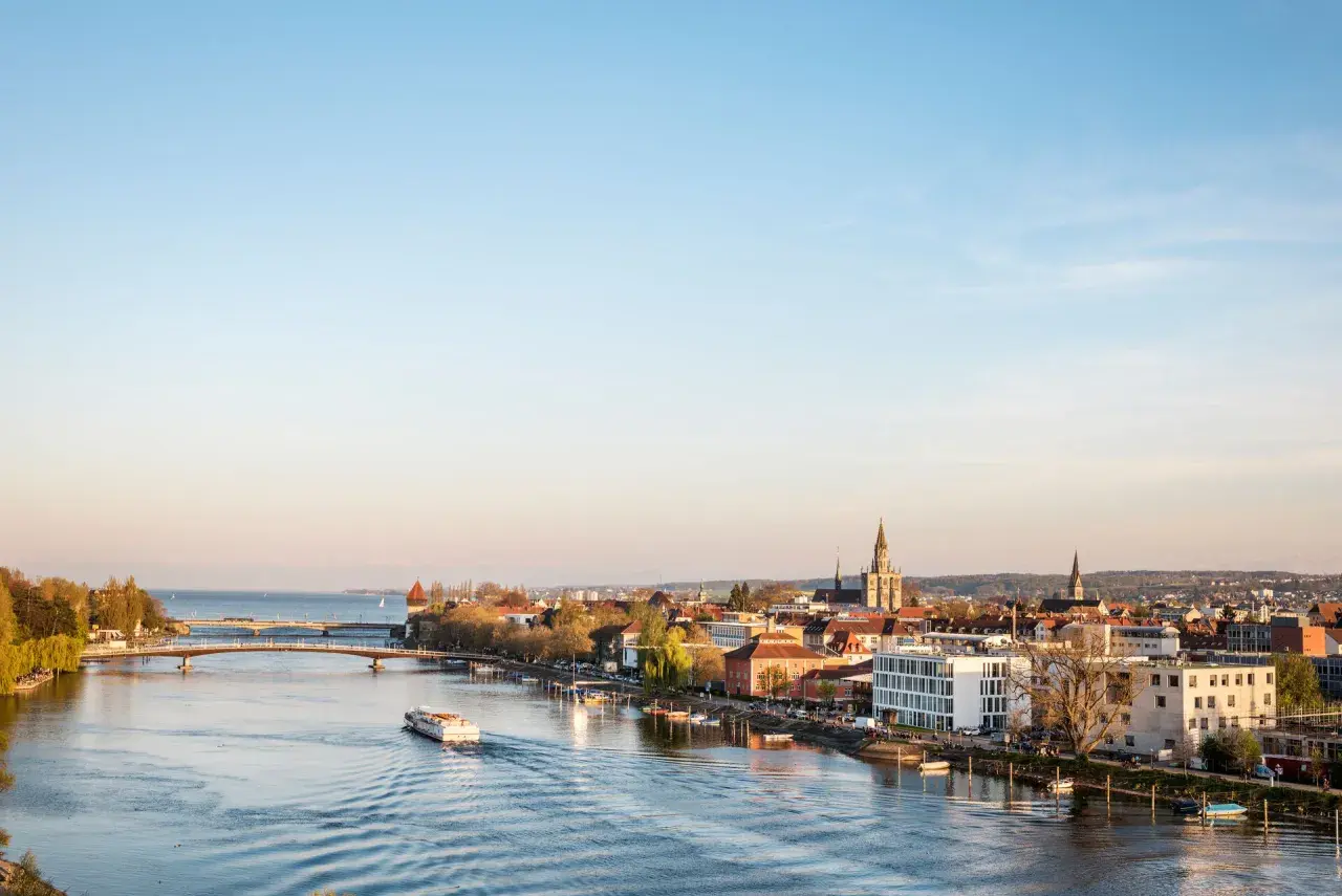 Blick auf Konstanz mit Fluss, Brücken und Schiff. Entdecken Sie Konstanz Geheimtipps abseits der Touristenpfade.