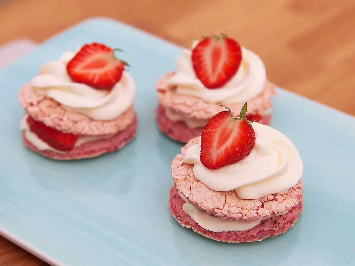 Små, rosa marängbottnar med grädde och jordgubbar. Perfekt att baka glutenfritt till fikat!