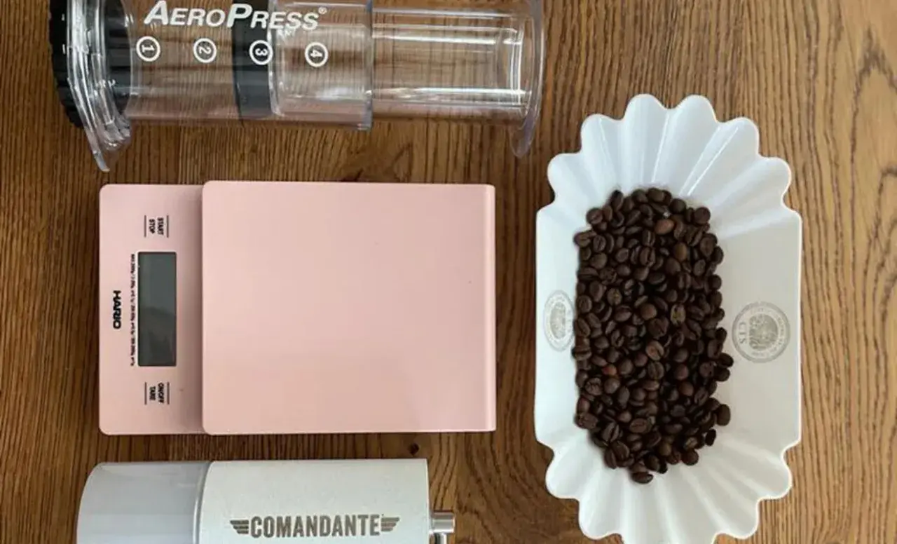 AeroPress, Hario-Waage, Comandante-Mühle und Kaffeebohnen. Perfekt für die Zubereitung von Kaffee, mit dem richtigen Verhältnis von kaffeepulver pro 100 ml.