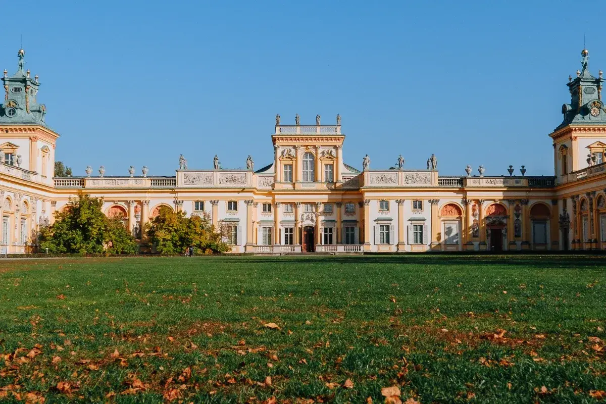 Pałac w Wilanowie zachwyca architekturą. Zwiedzanie za darmo to świetna okazja, by podziwiać jego piękno.