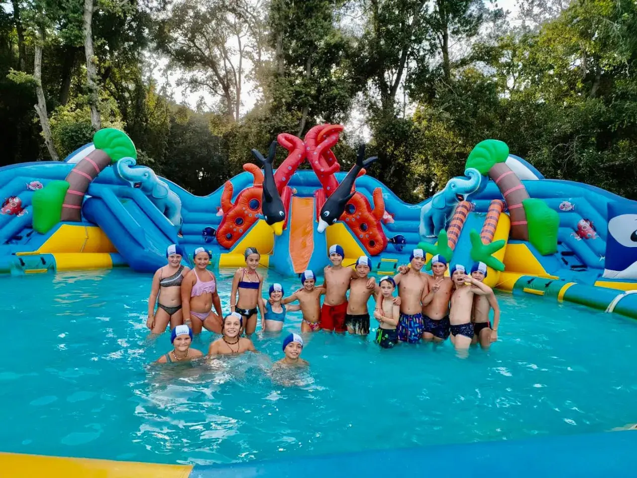 Bambini felici in un parco acquatico gonfiabile, un'avventura indimenticabile per il loro campo estivo.