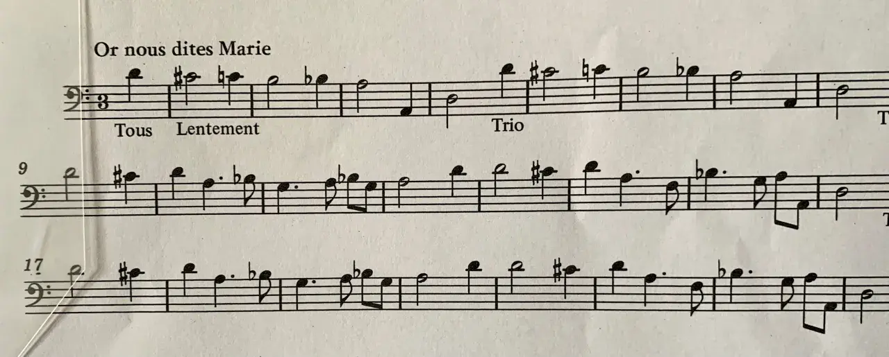 Partition musicale avec des notes et des indications comme "Tous Lentement" et "Trio". Le début de la première ligne montre un exemple d'anacrouse.
