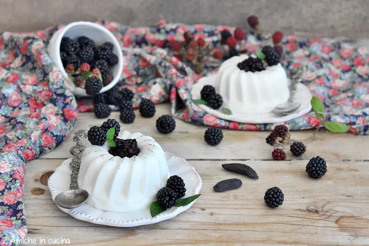 Panna cotta con more fresche. Per un risultato perfetto, quale panna usare per la panna cotta? La panna fresca liquida è la scelta ideale.
