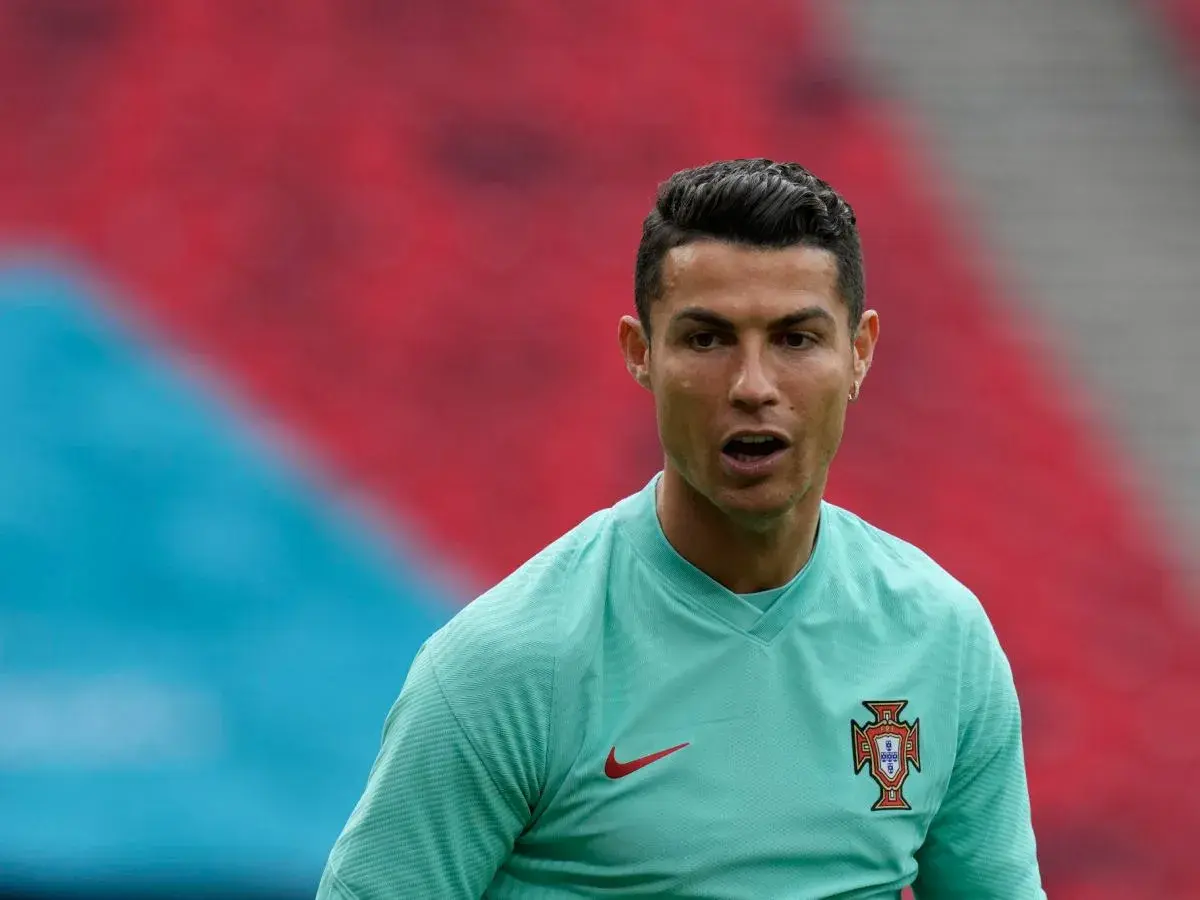 Cristiano Ronaldo, znany z kampanii z Coca-Cola, w zielonej koszulce reprezentacji Portugalii.
