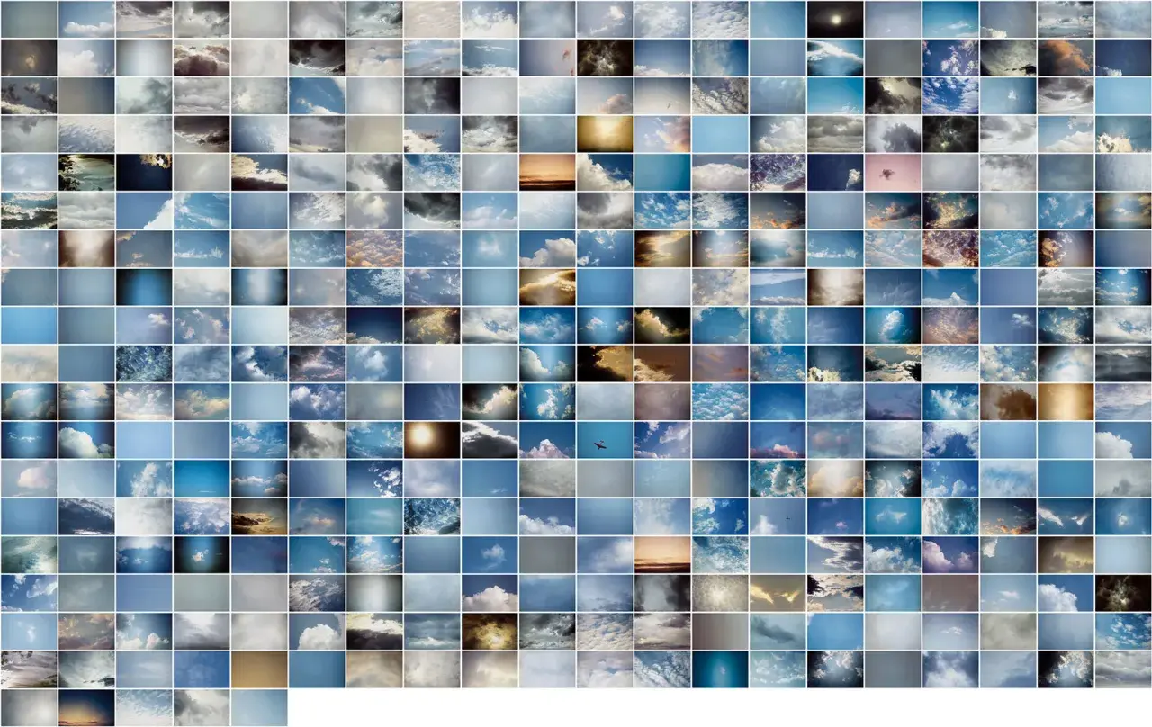Un'installazione di Luigi Ghirri, un infinito cielo azzurro e bianco, un viaggio visivo tra nuvole e luce.