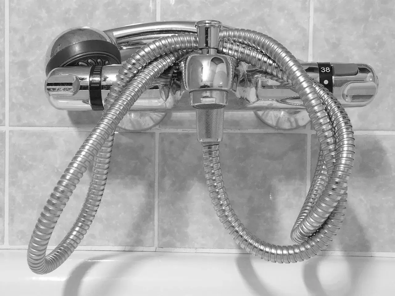 Chrom-Duscharmatur mit Schlauch und Handbrause, bereit zum duscharmatur wechseln. Die Temperaturanzeige zeigt 38 Grad.