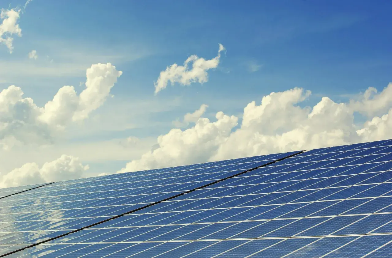 Paneles solares en Segovia, aprovechando el sol para obtener energía limpia. ¡Infórmate sobre subvenciones placas solares Segovia!