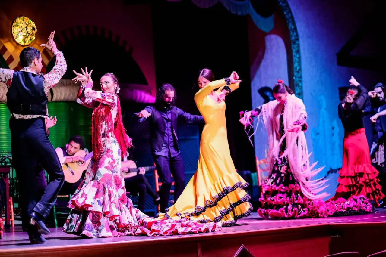 Artistas de flamenco cautivan en Japón con vibrantes trajes y apasionada danza.