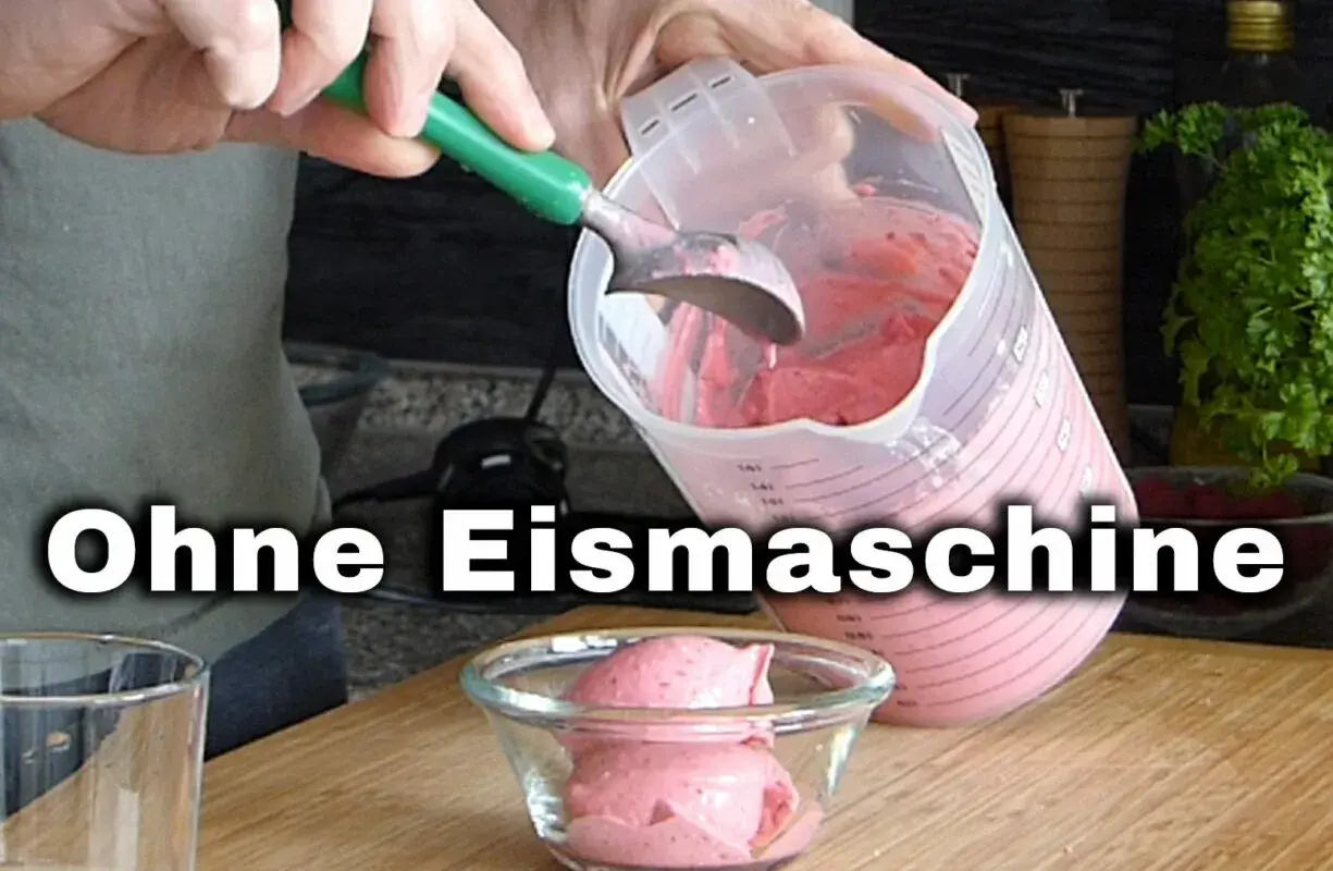 Joghurt Eis selber machen ohne Eismaschine: Eine Person füllt cremiges Erdbeer-Joghurt-Eis mit einer Eiskugel in eine Schüssel.