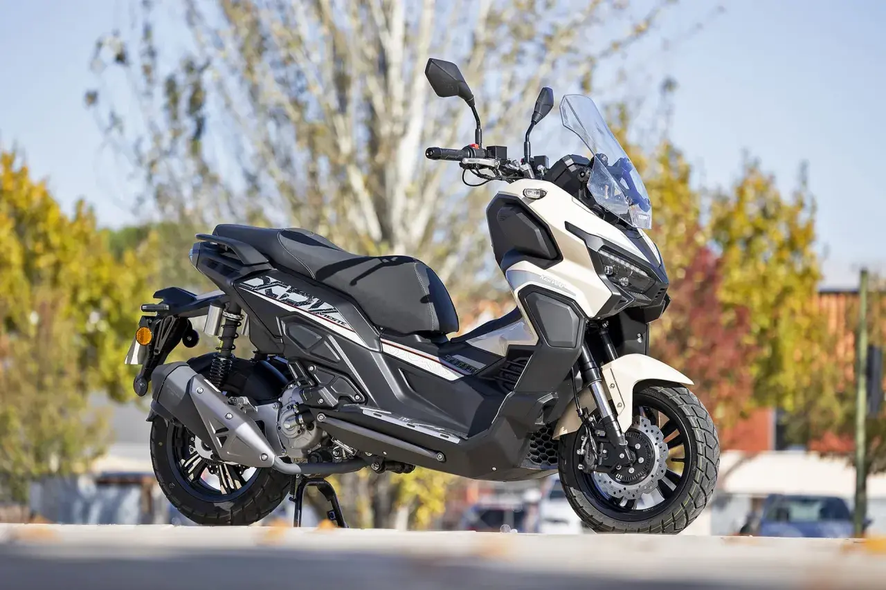 Scooter Keeway Vieste 300 color crema, con detalles en negro y plateado. A pesar de su diseño, algunos usuarios reportan keeway vieste 300 problemas.