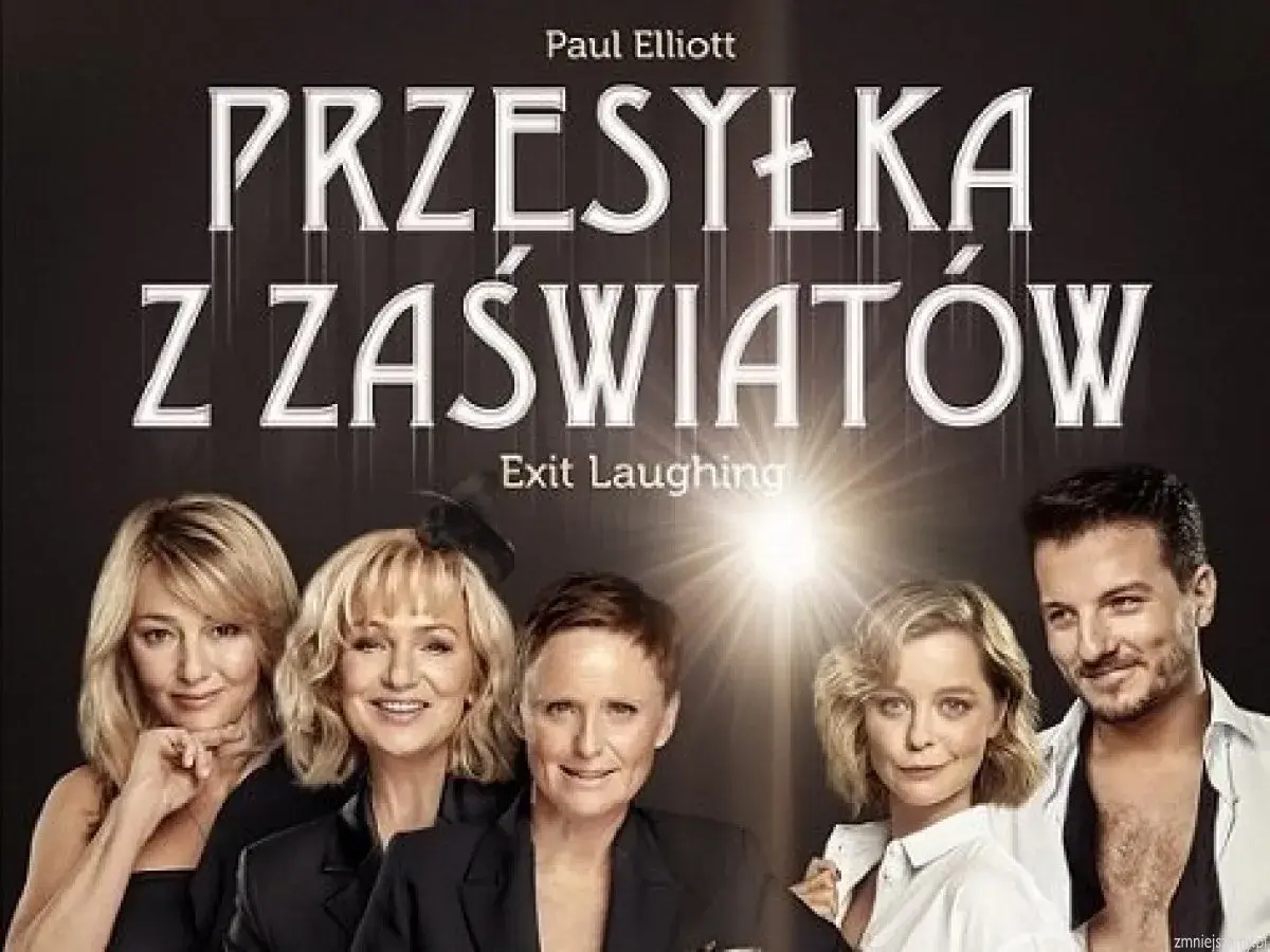 Pięć osób uśmiecha się do kamery. Nad nimi napis "Przesyłka z zaświatów".