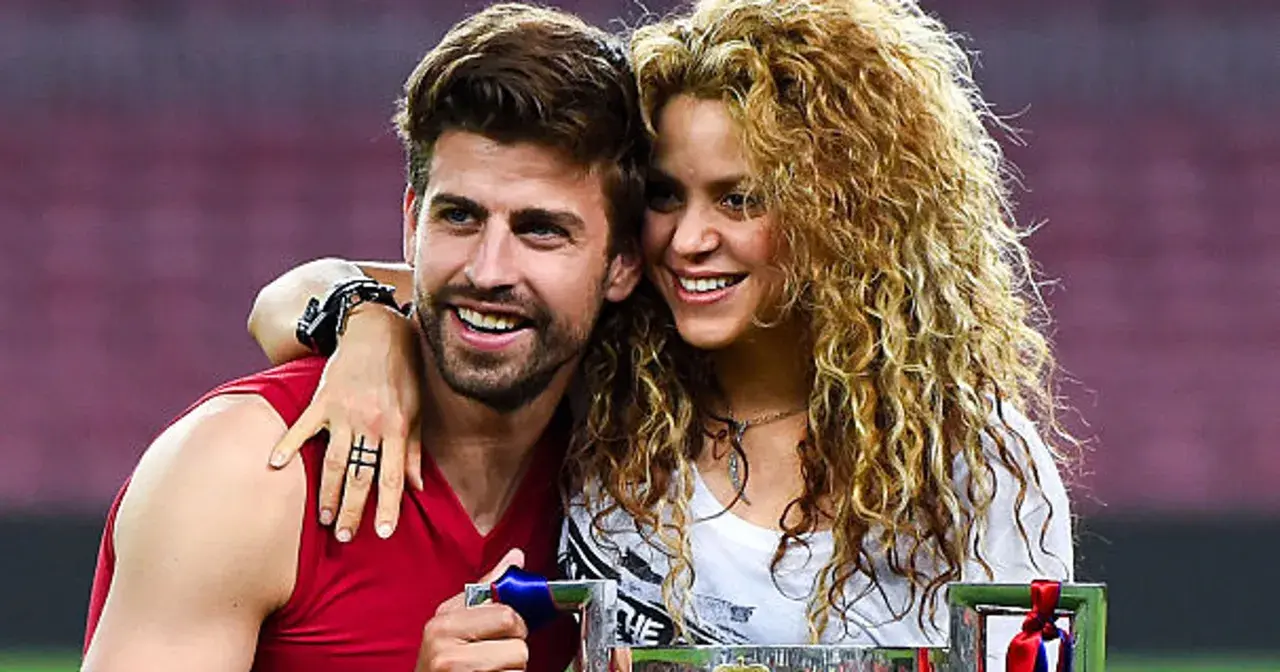 Shakira i Piqué świętują sukces. Uśmiechnięci, blisko siebie, z pucharem w rękach.