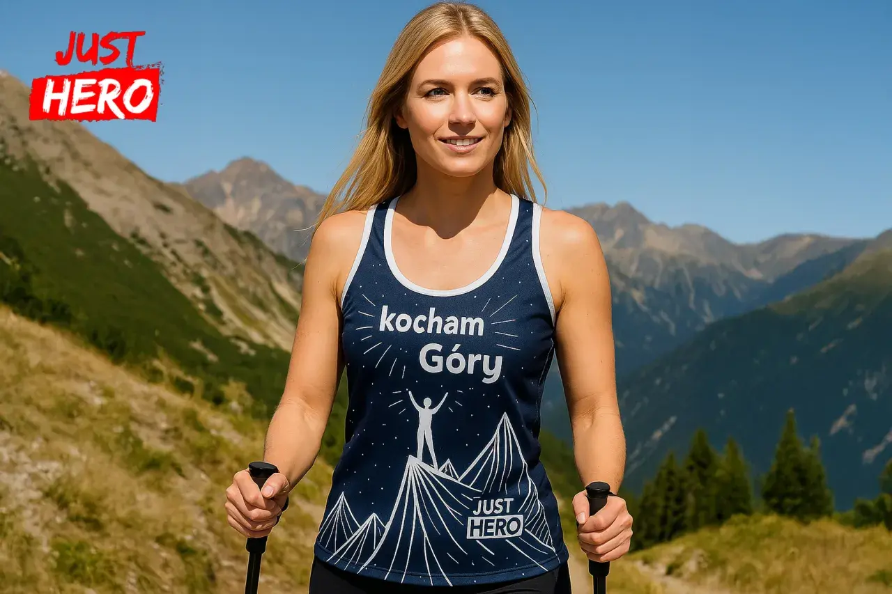 Kobieta w górach w koszulce z napisem "Kocham Góry" i logo marki sportowej "JUST HERO".