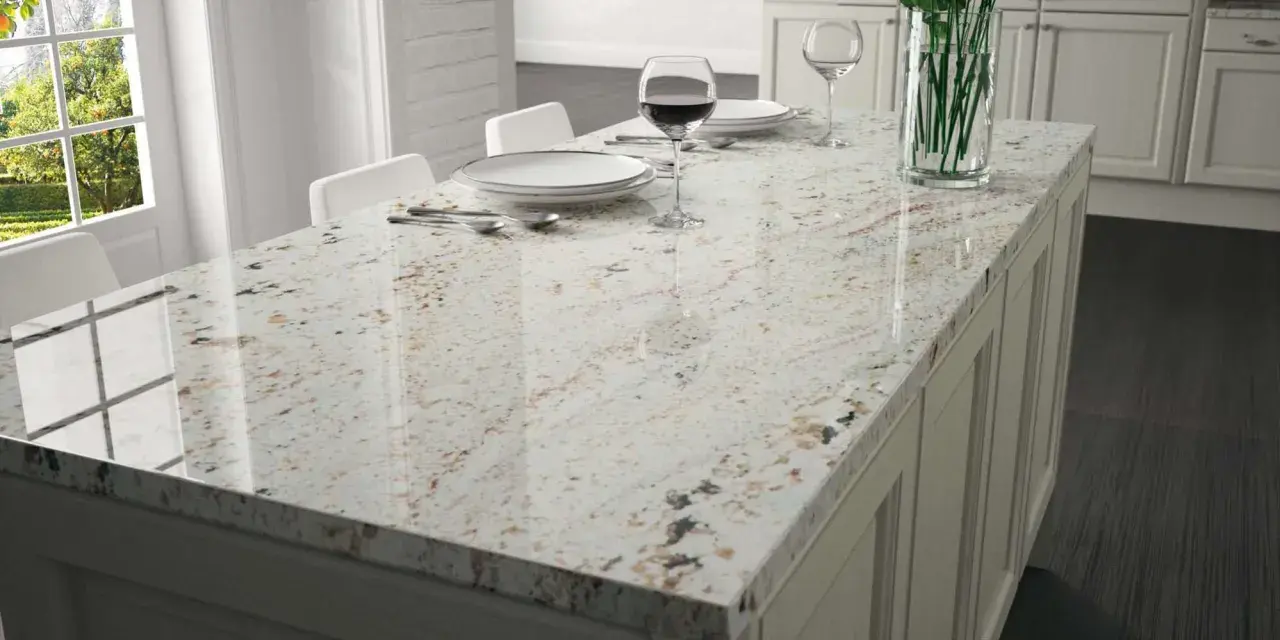 Encimera de cocina de granito pulido, lista para sellar y proteger. Perfecta para un hogar moderno.